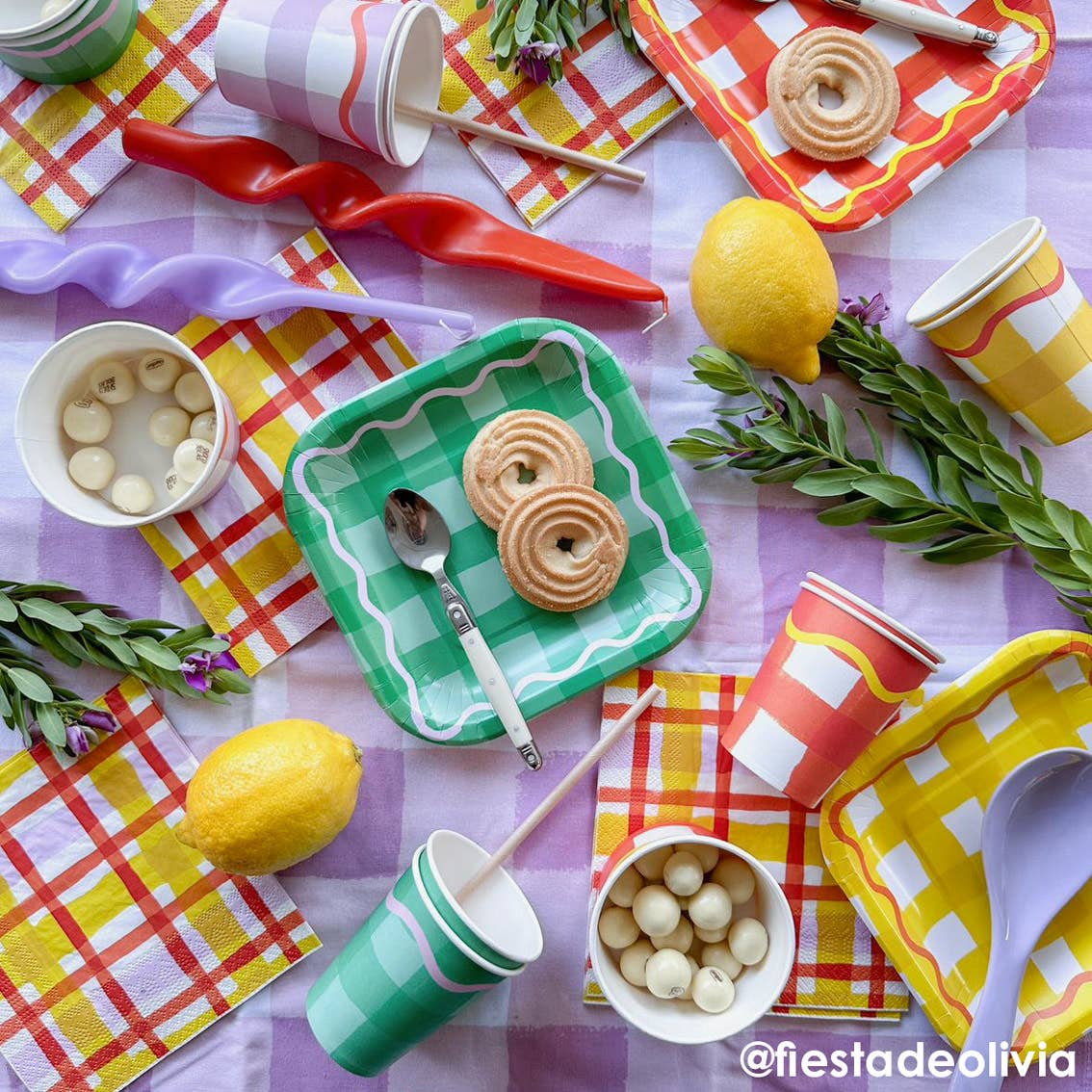 Assiettes en carton carrées multicolores - Paquet de 12