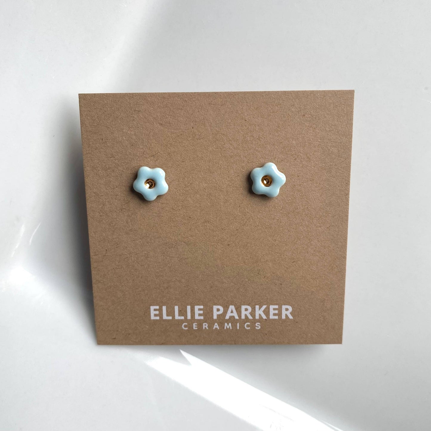 Boucle d'oreille en céramique ''Flower Sky Blue'' Ceramic Stud Earrings - Ellie Parker Ceramics