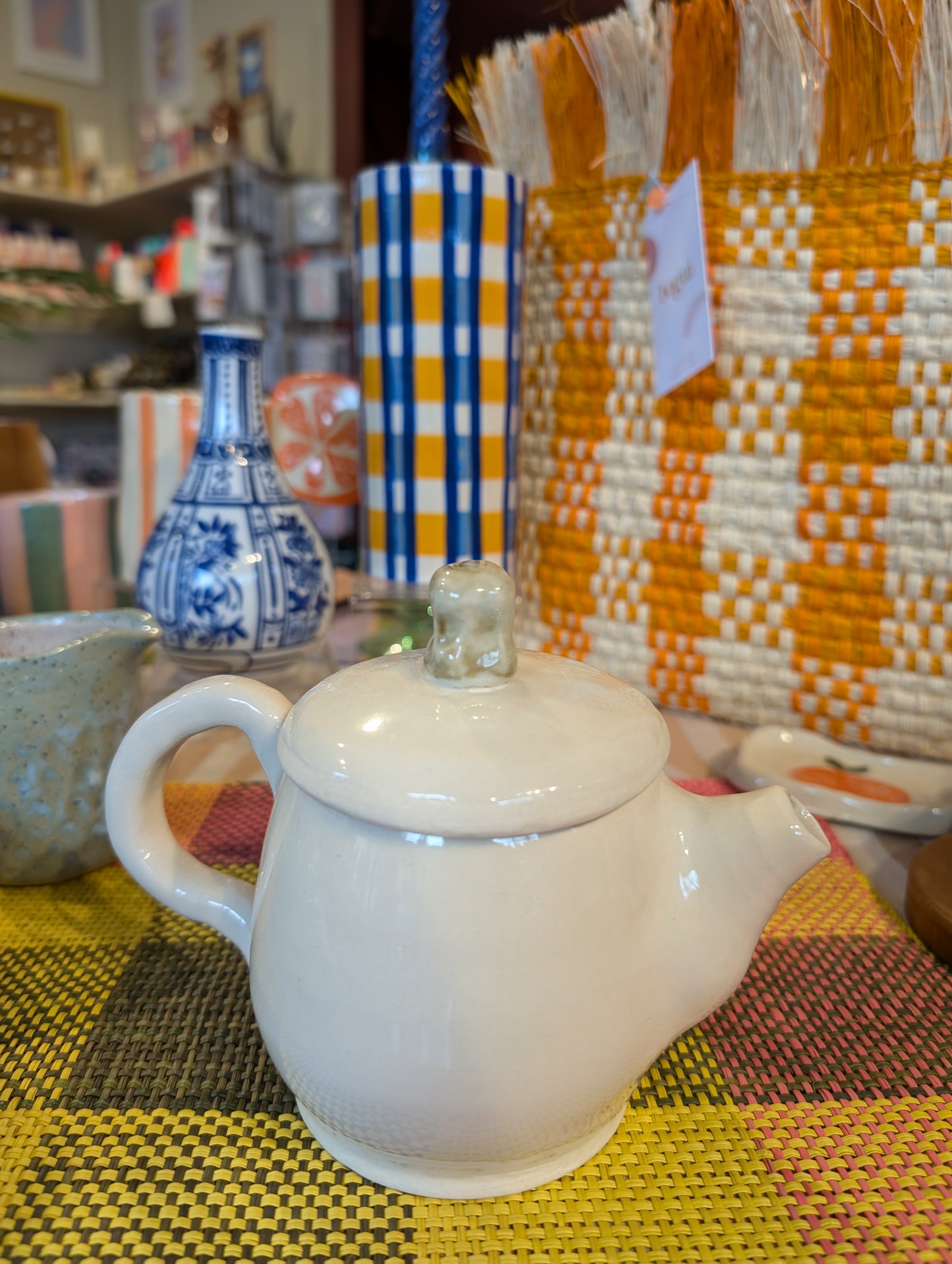 Collection objets divers (saucière, théière, passoire, porte fleurs, main de sel , luminaire, saladier, cache pot ) - Anne-Rose Gorroz Céramique