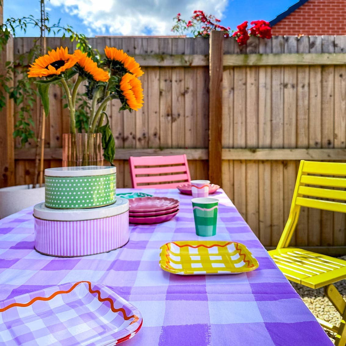 Assiettes en carton carrées multicolores - Paquet de 12