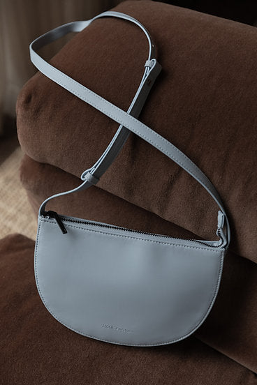 Sac a main Farou half moon bag | blue sky - Monk & Anna