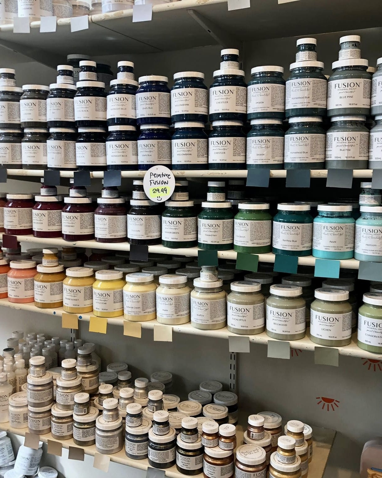étagère de la boutique le Palais Bulles remplie de pots de peinture fusion