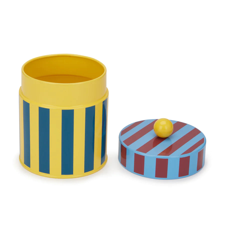 boite de rangement dusendusen vintage rayée jaune bleu et rouge sur fond blanc