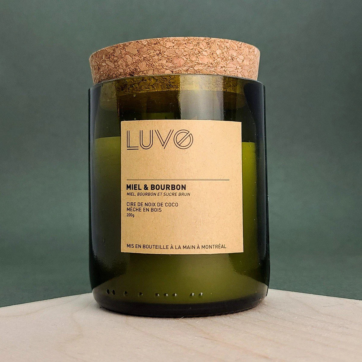 bougie Luvo parfumée miel et bourbon. Bougie dans un bocal de bouteille vert de vin et bouchon en liège