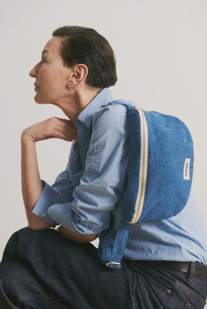 femme portant un sac banane custine Rivedroite Paris sur son épaule