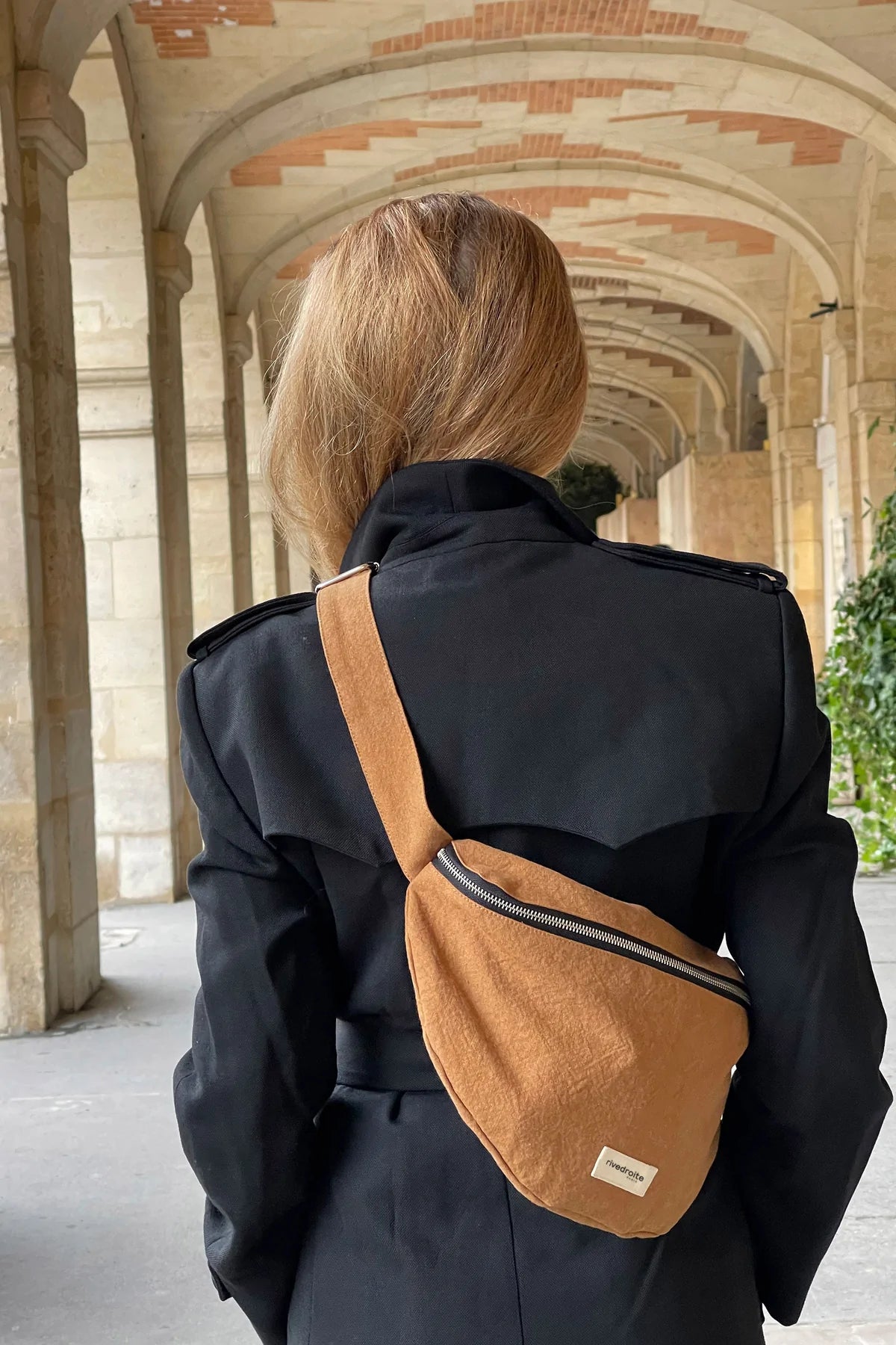Sac babane custine XL caramel rive droite porté sur une femme de dos en bandouillère