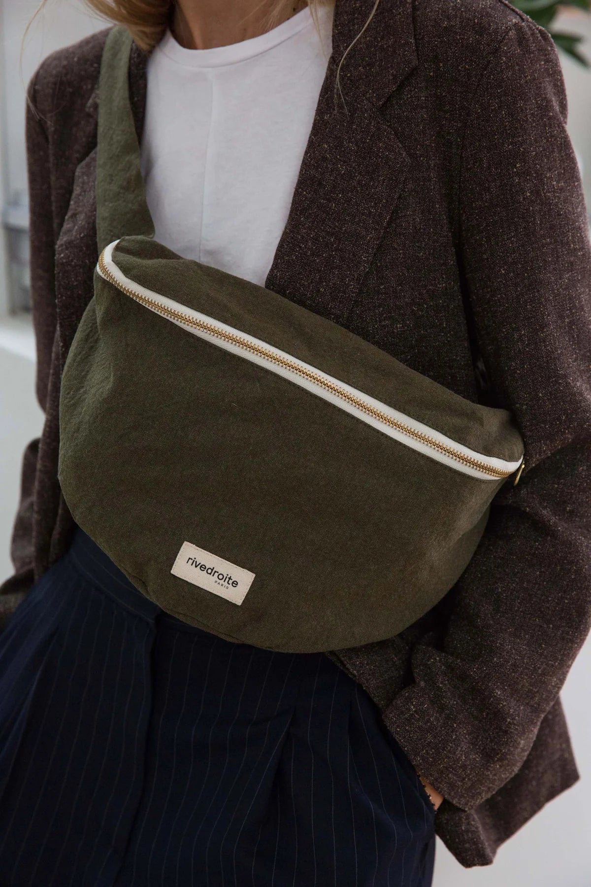 Sac babane custine XL noir rive droite porté sur une femme en bandouillère