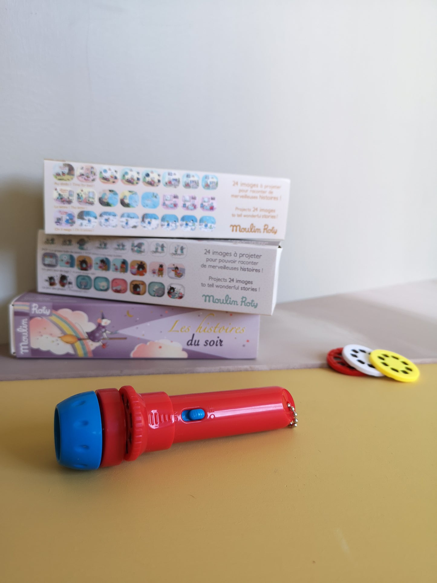 lampe torche rouge et bleu avec recharges d'histoires du soir moulin roty