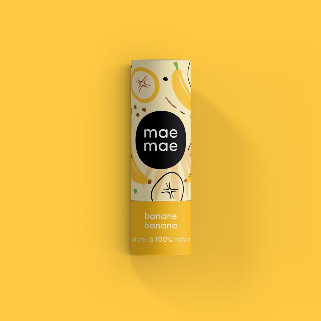 tube de baume à lèvre mae mae banane sur fond jaune