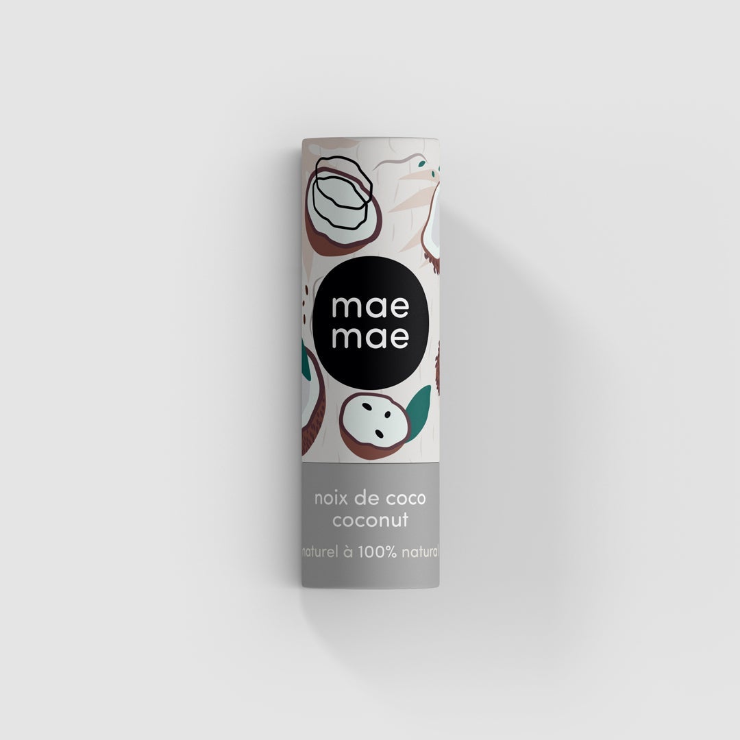 tube de baume à lèvre mae mae noix de coco sur fond blanc