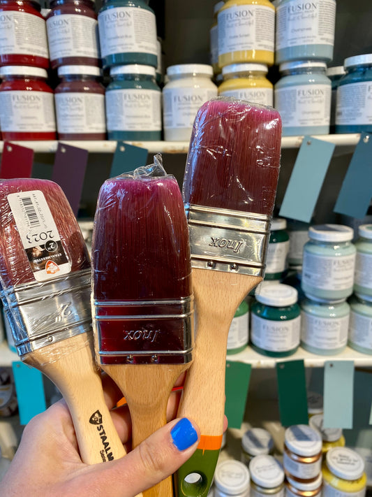 trois pinceaux Plat ProHybrid Staalmeester dans un rayon de pots de peinture