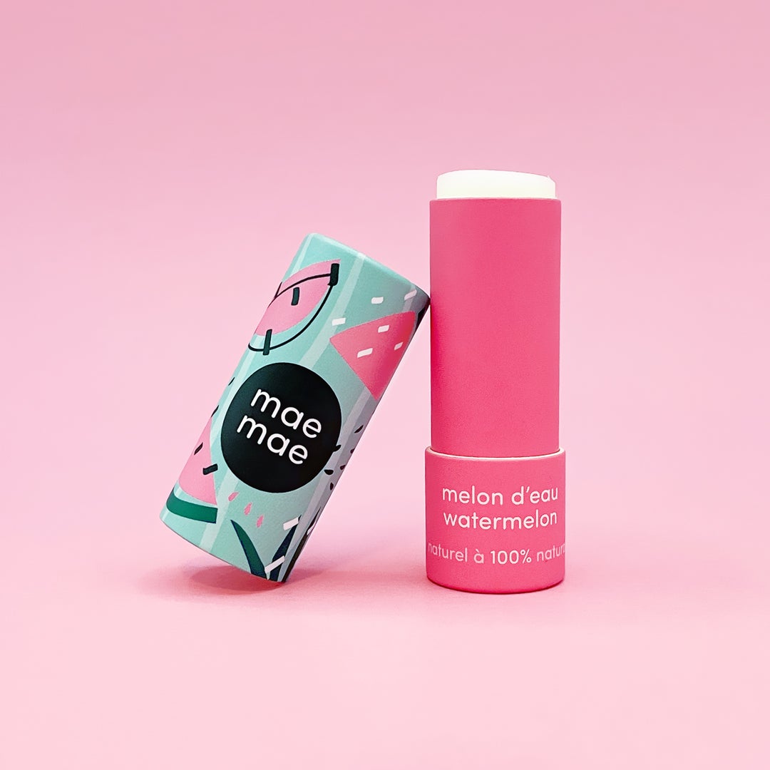 tube de baume à lèvre mae mae pastèque-melon d'eau sur fond rose