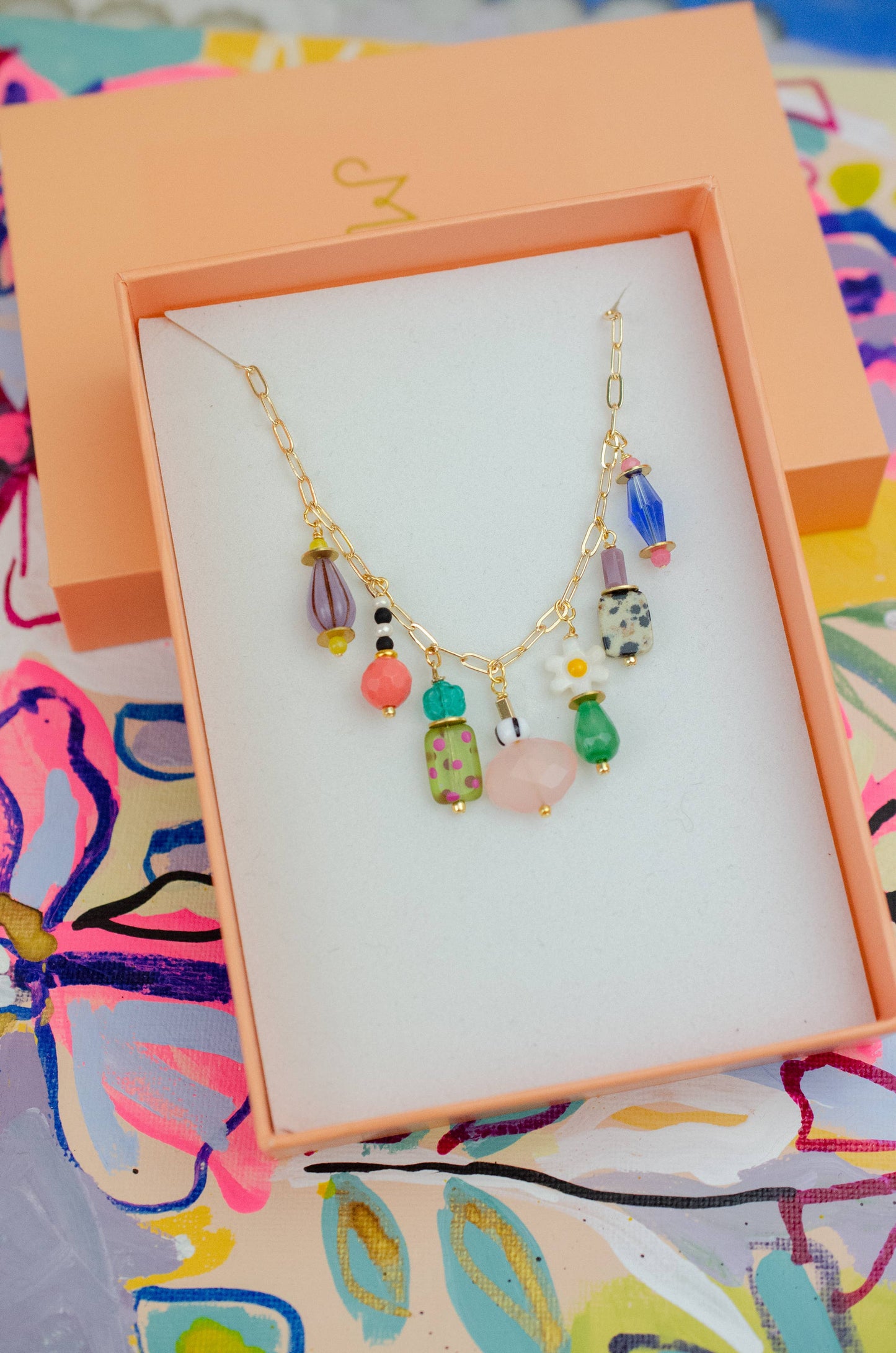 Collier a breloques multicolore 1 Dainty Charm - Jill Makes