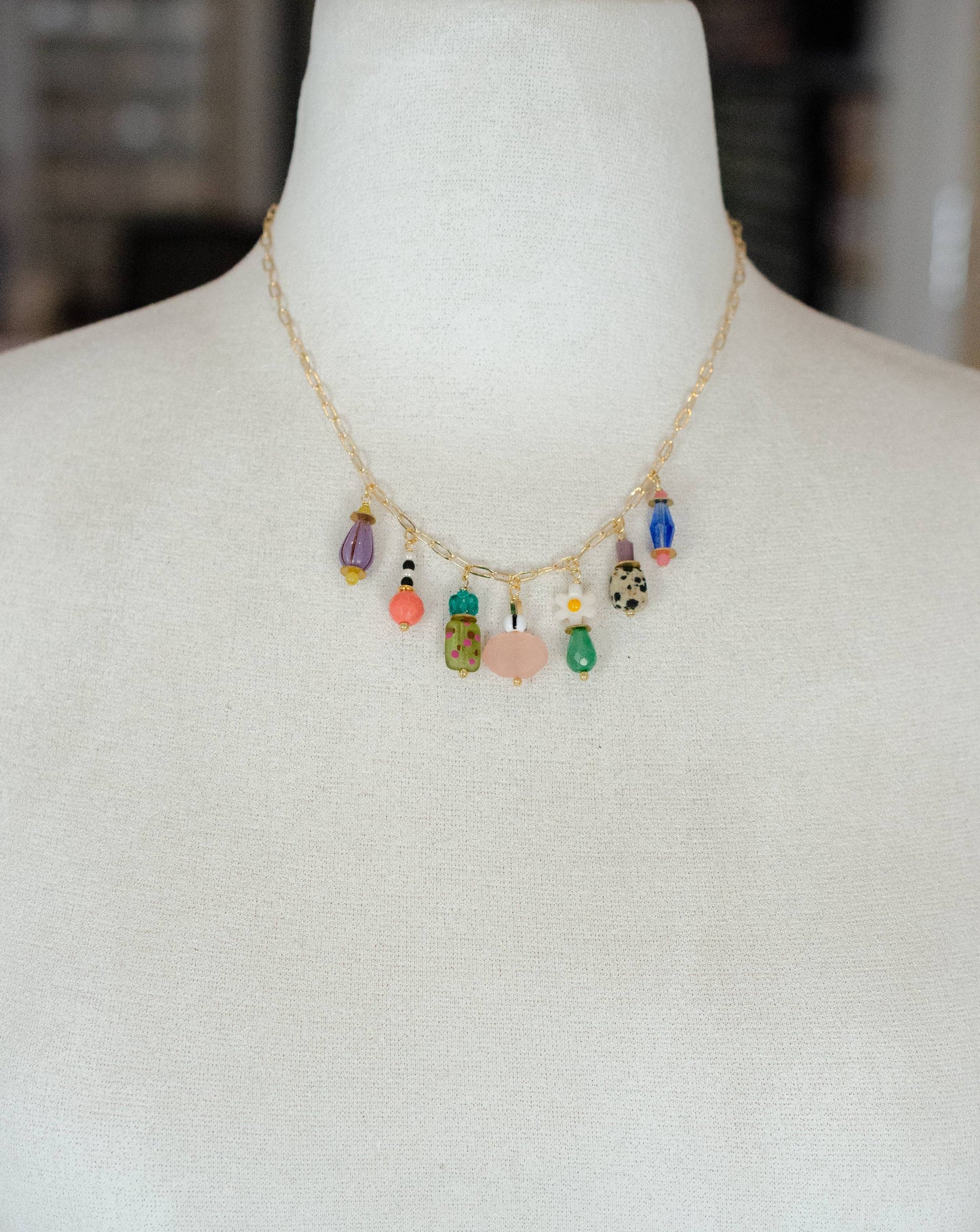 Collier a breloques multicolore 1 Dainty Charm - Jill Makes