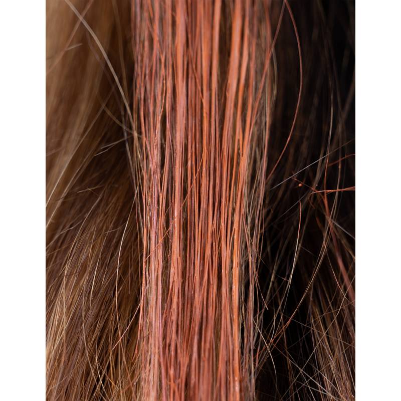 cheveux bruns avec mèches roses réalisées à patir de mascara pour cheveux