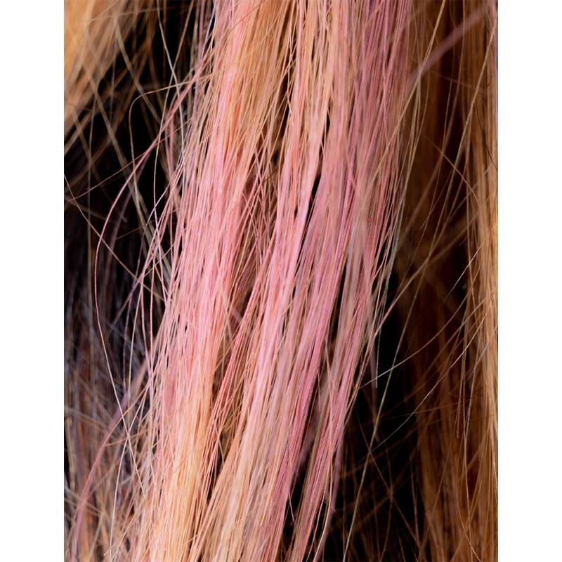 cheveux blonds avec mèches roses réalisées à patir de mascara pour cheveux