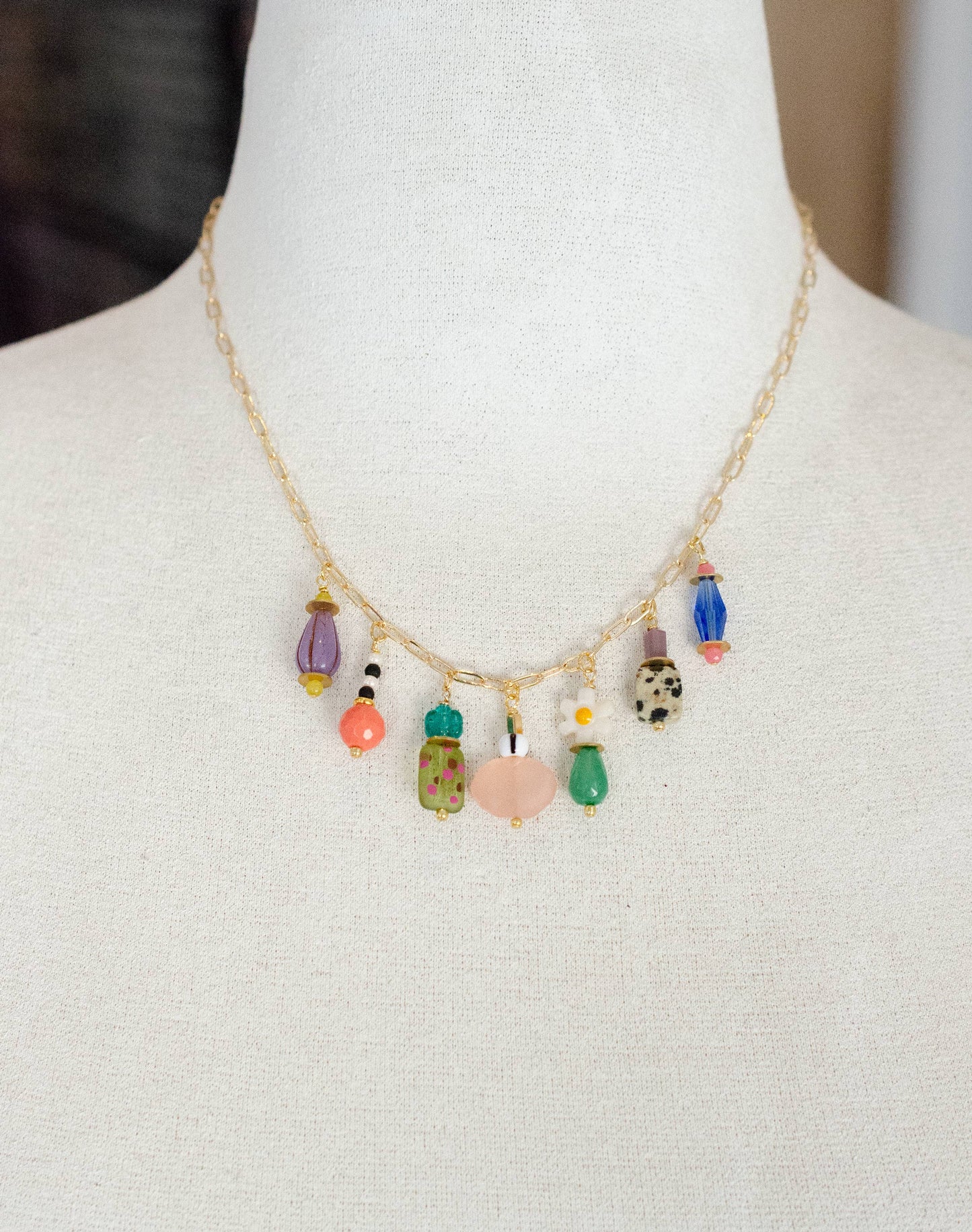 Collier a breloques multicolore 1 Dainty Charm - Jill Makes