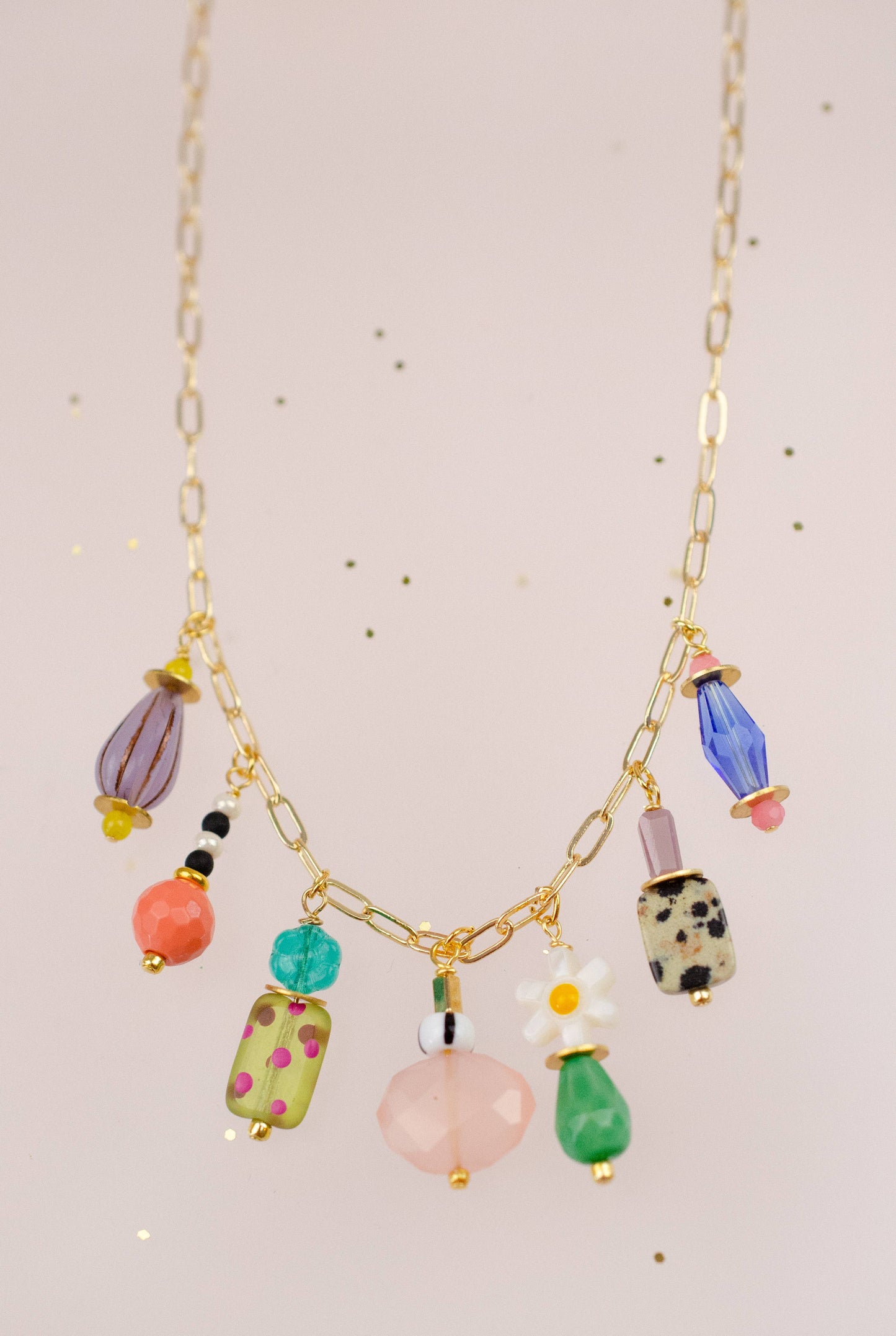 Collier a breloques multicolore 1 Dainty Charm - Jill Makes