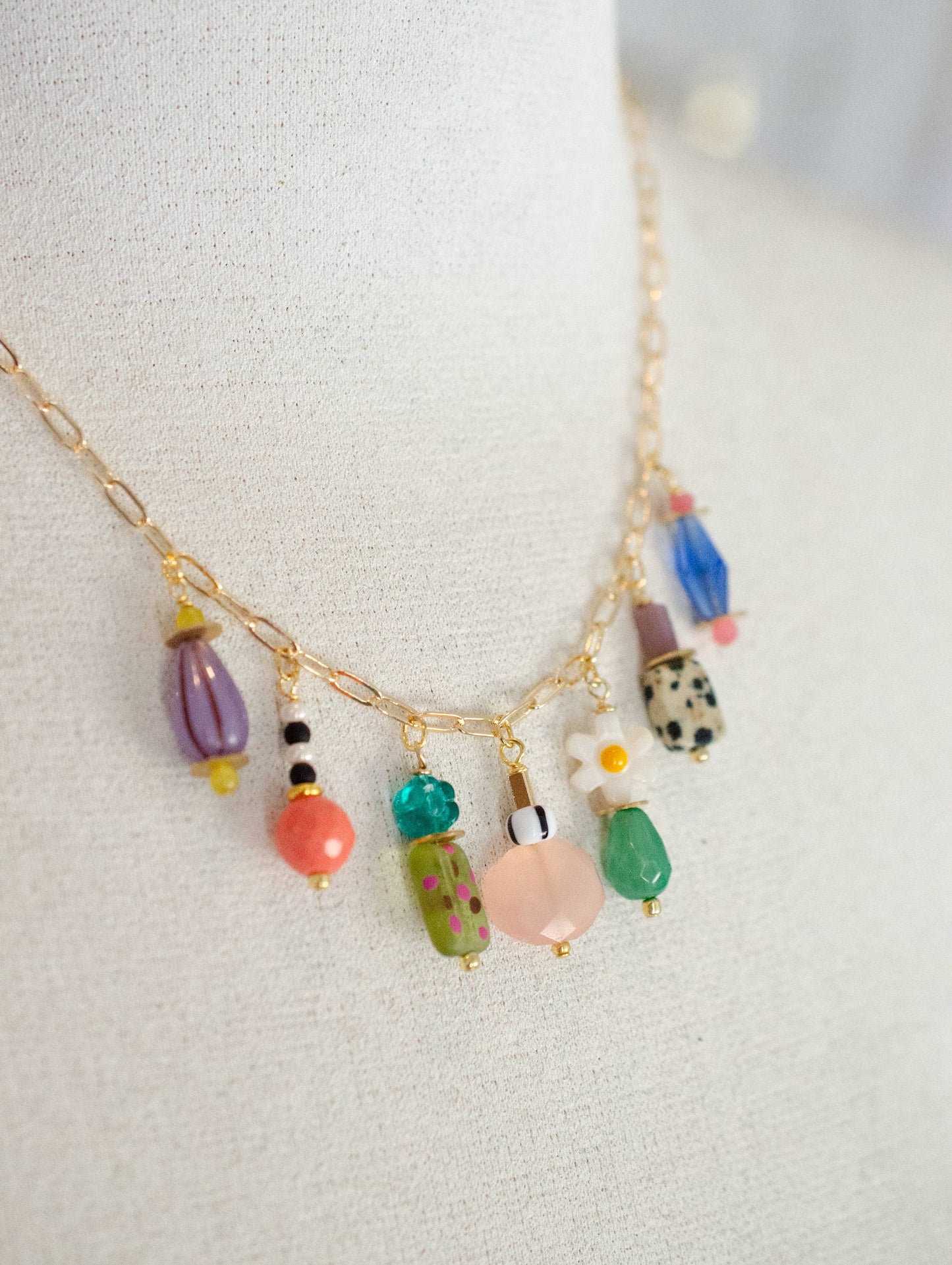 Collier a breloques multicolore 1 Dainty Charm - Jill Makes