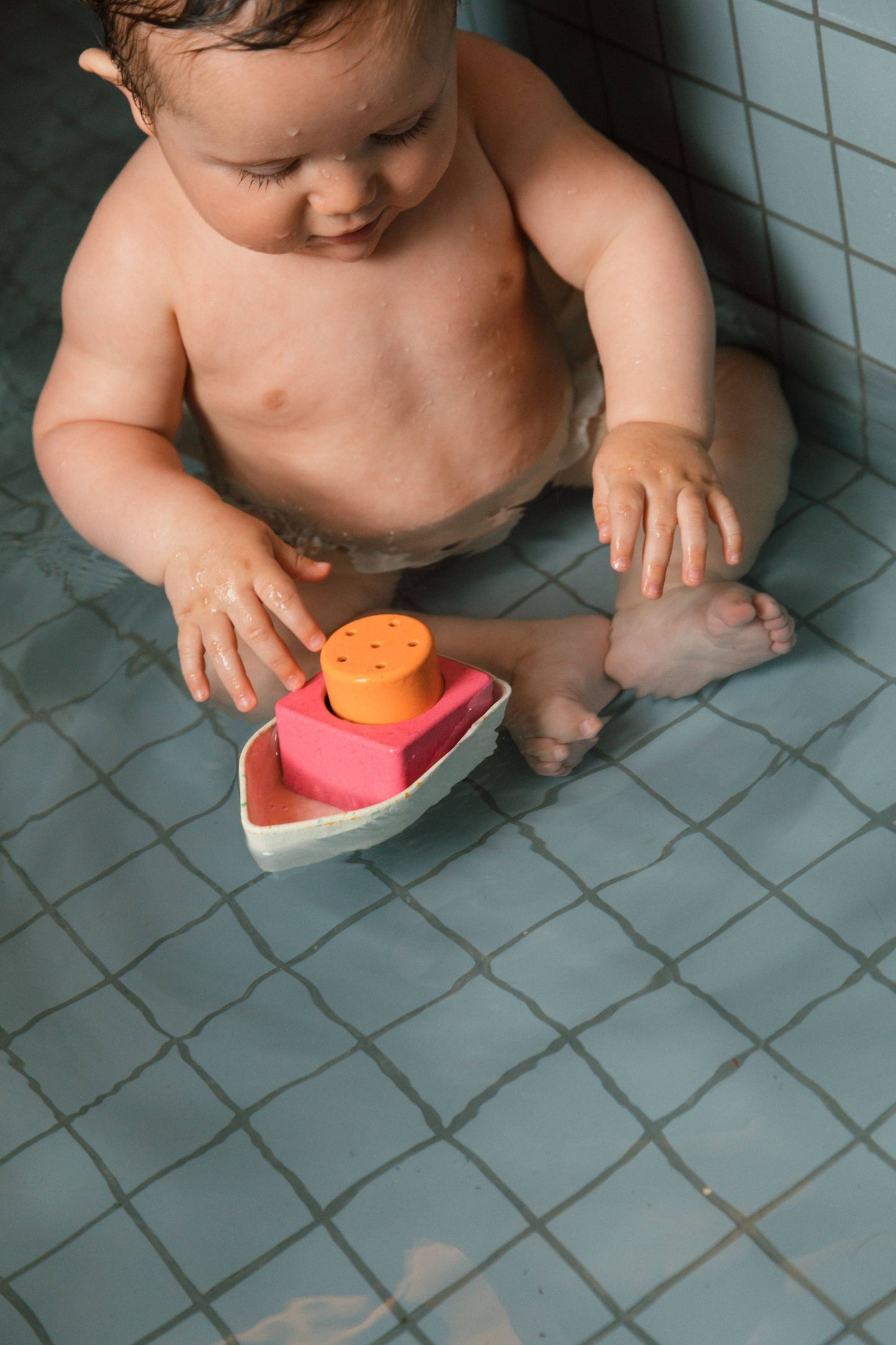 Bateau flottant recyclé - Oli & Carol