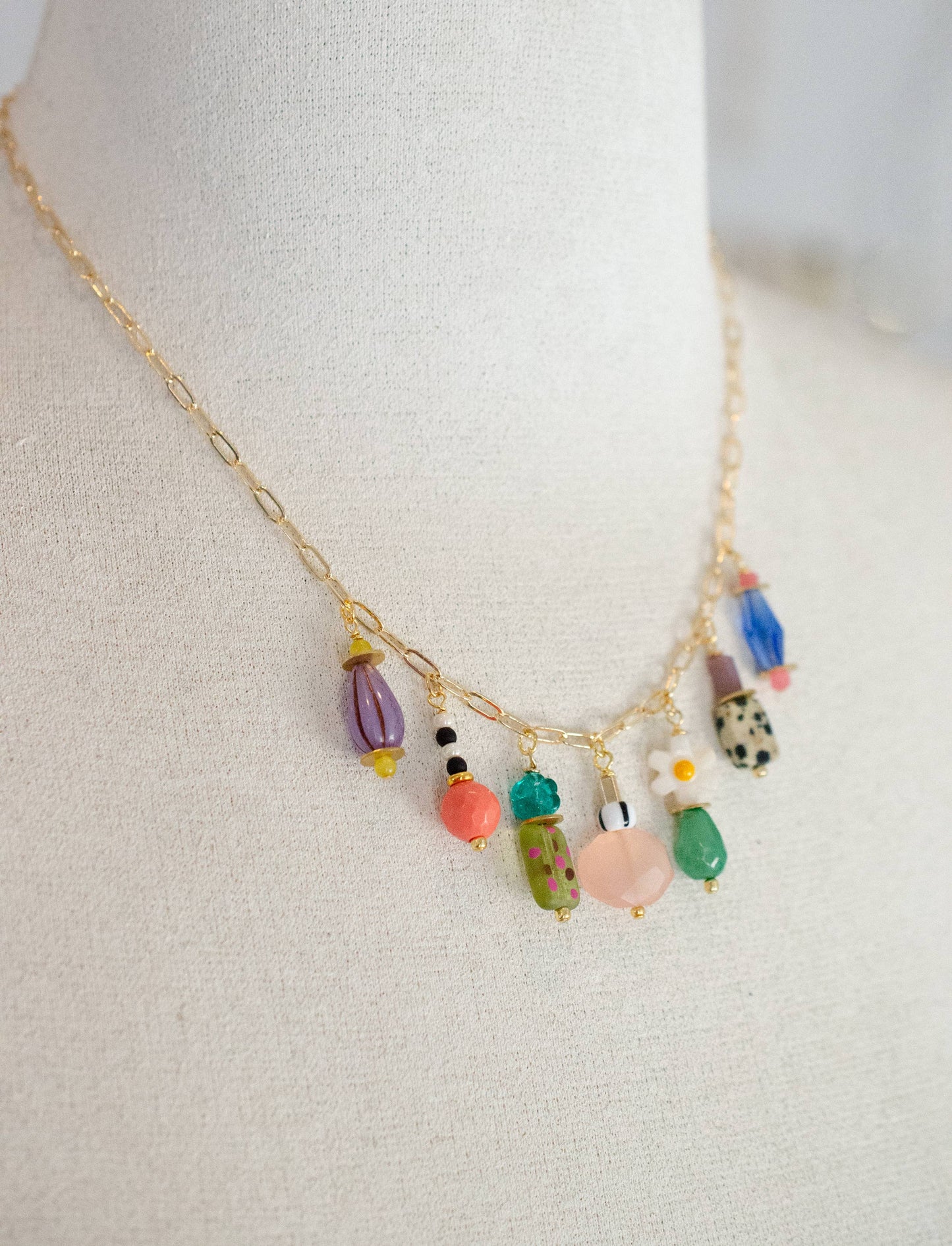 Collier a breloques multicolore 1 Dainty Charm - Jill Makes