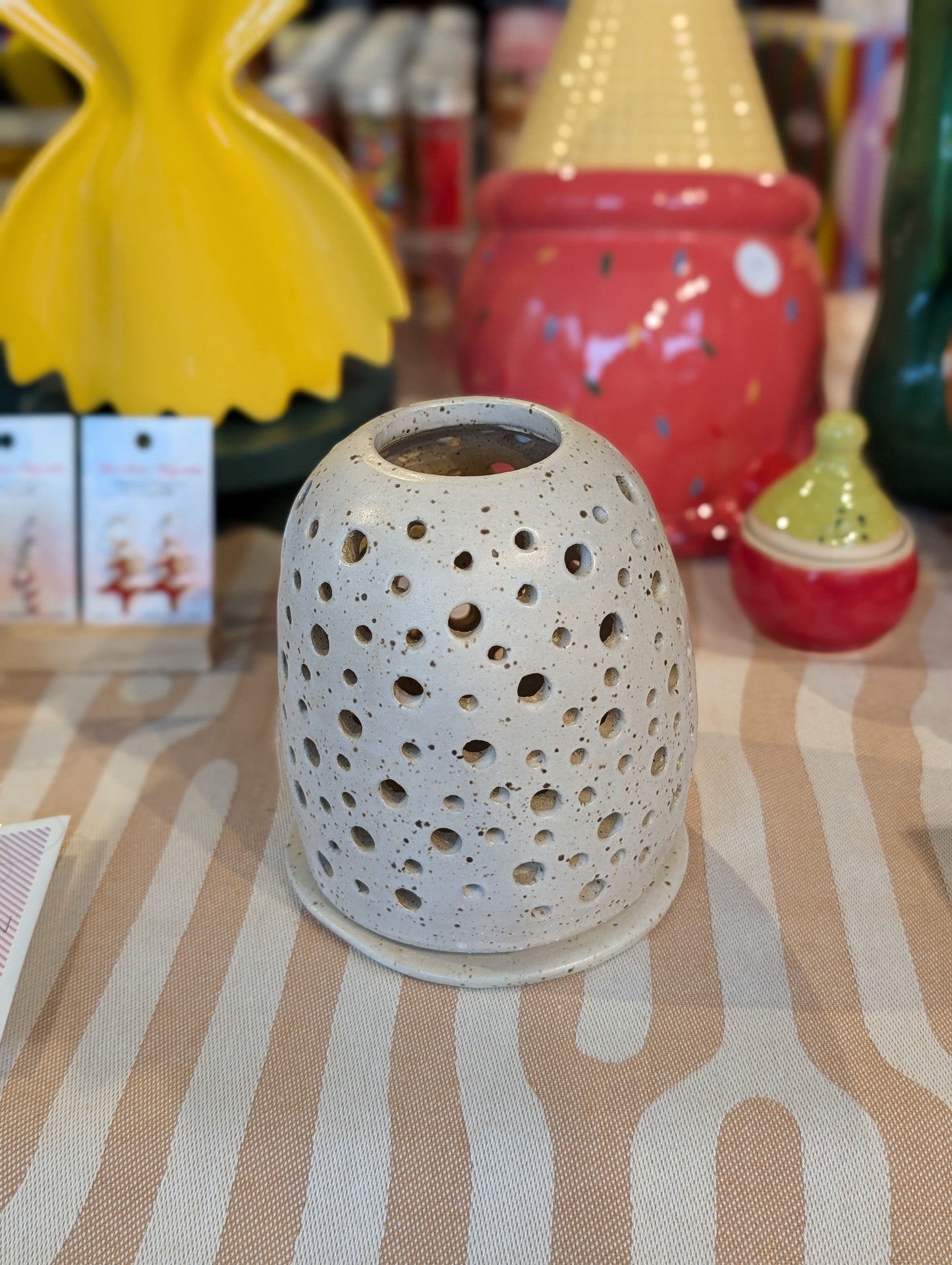 Collection objets divers (saucière, théière, passoire, porte fleurs, main de sel , luminaire, saladier, cache pot ) - Anne-Rose Gorroz Céramique