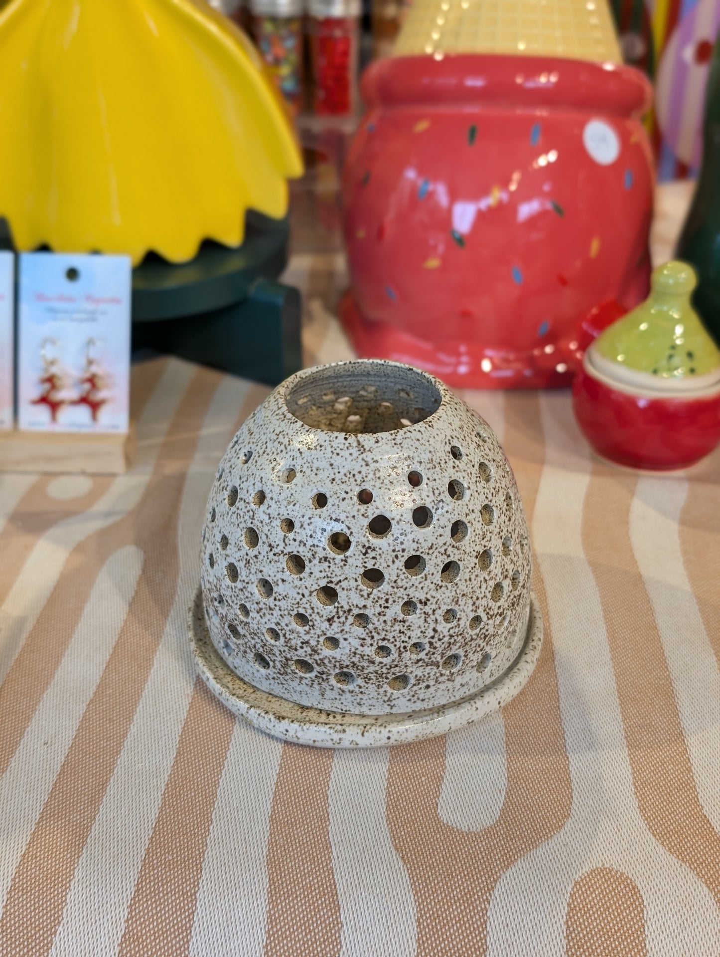 Collection objets divers (saucière, théière, passoire, porte fleurs, main de sel , luminaire, saladier, cache pot ) - Anne-Rose Gorroz Céramique