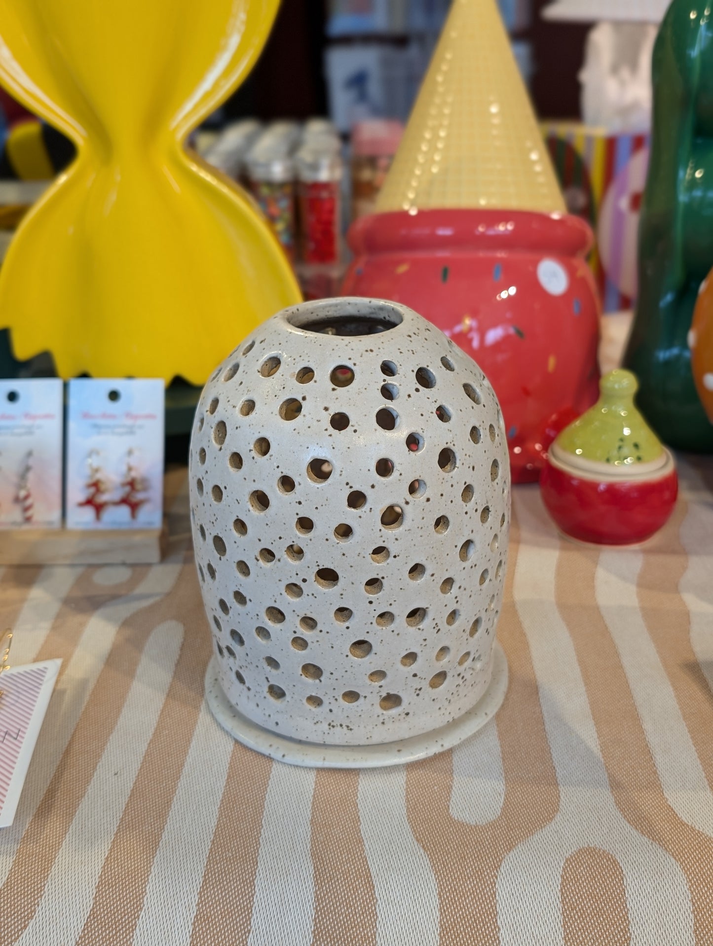 Collection objets divers (saucière, théière, passoire, porte fleurs, main de sel , luminaire, saladier, cache pot ) - Anne-Rose Gorroz Céramique