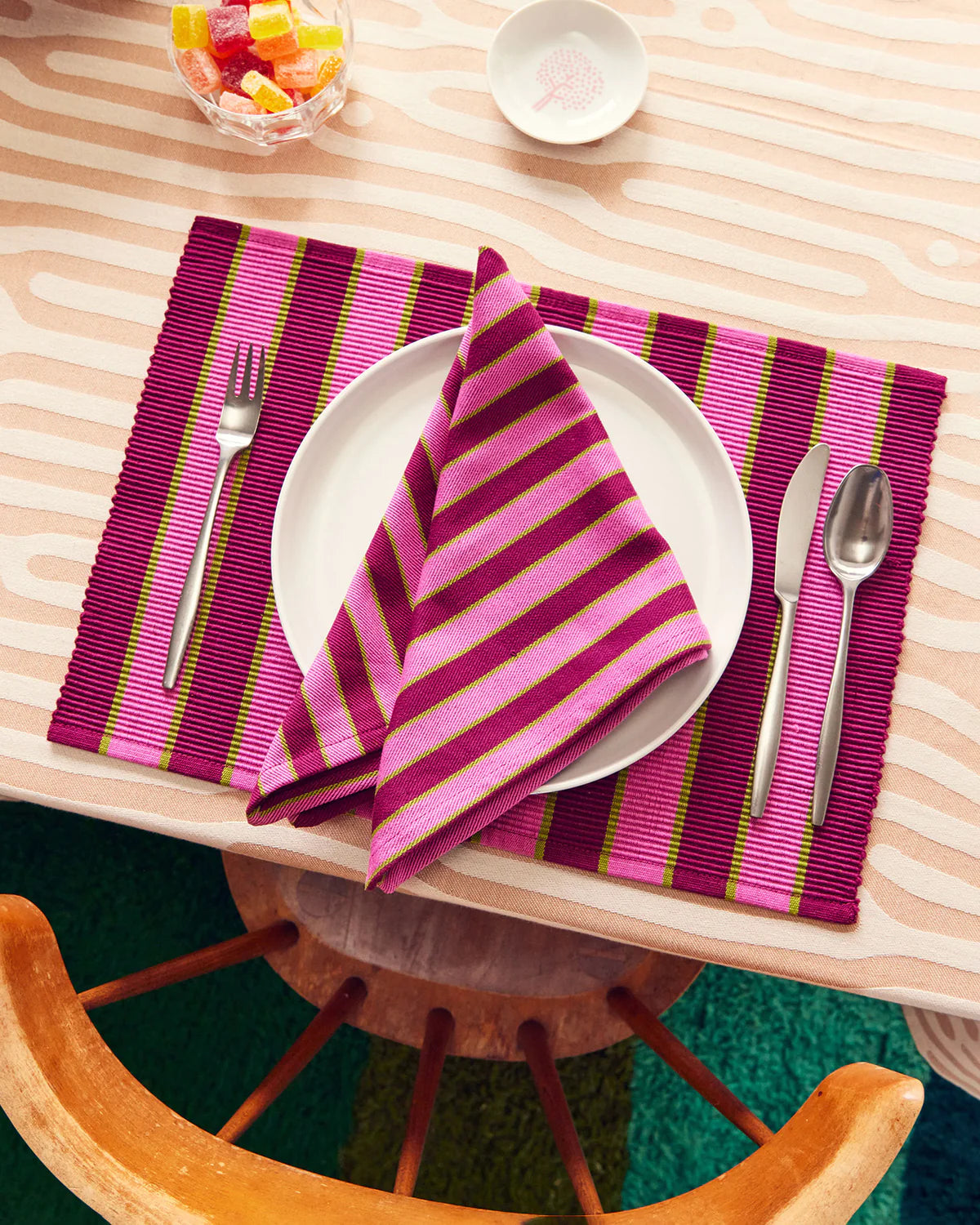 napperon set de table dusendusen rayé rose et bordeaux avec une assiette, une fourchette, une cuillère et un couteau