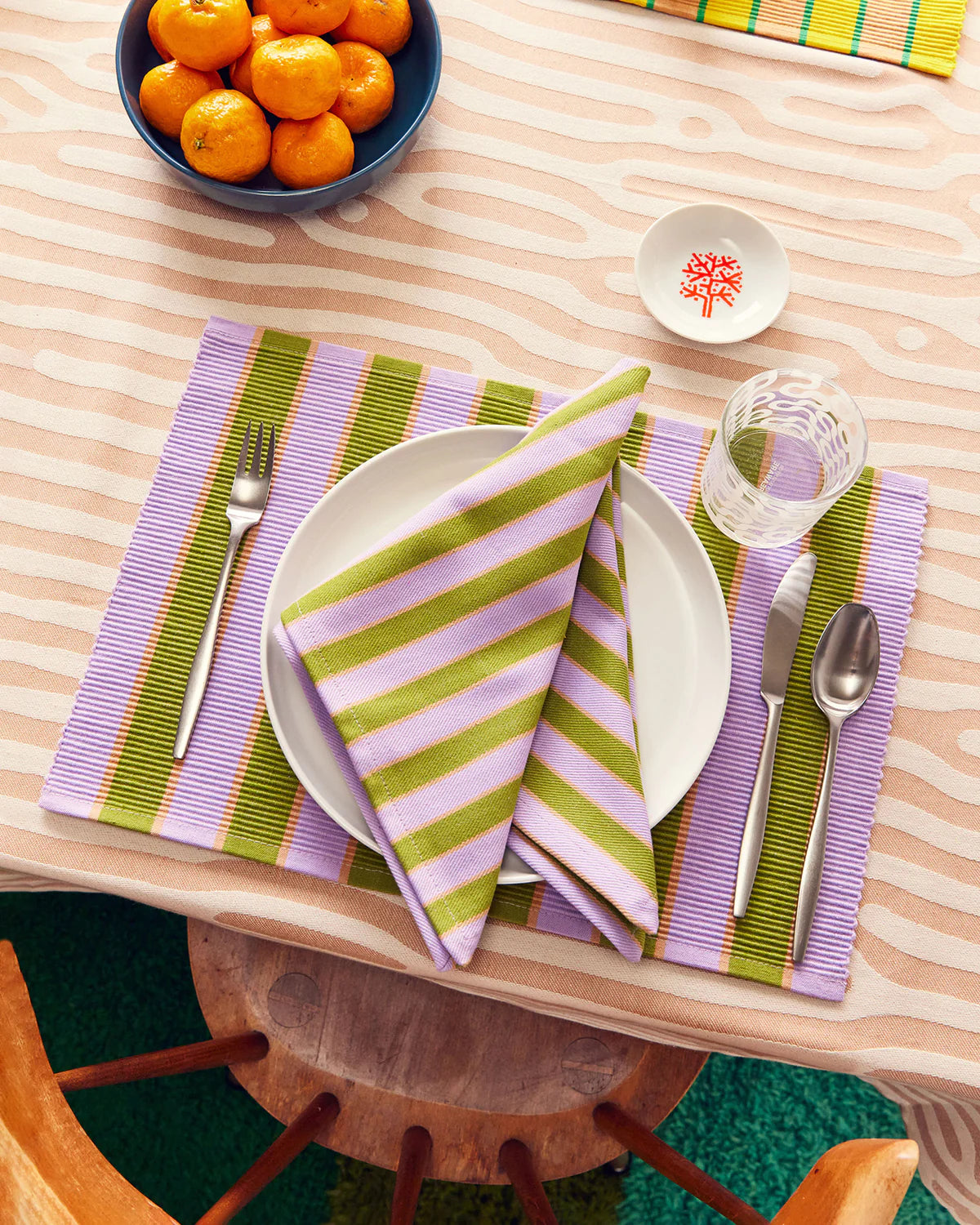 napperon set de table dusendusen rayé lila et kaki avec une assiette, une fourchette, une cuillère et un couteau