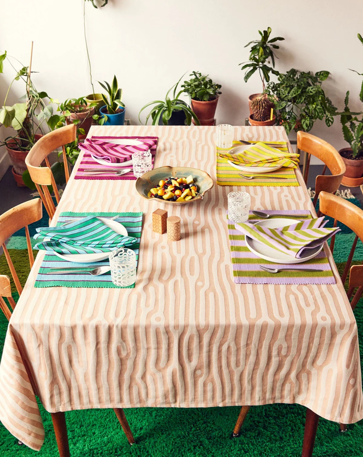 table à manger avec nappe rayée orange et blanche quatre napperons set de table coloré et rayé déparayé dusendusen, quatre assiette et des couverts