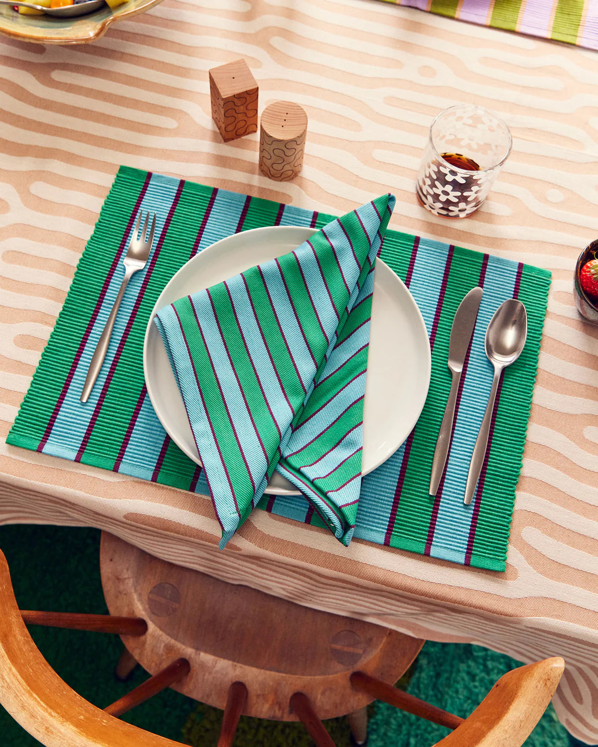 napperon set de table dusendusen rayé vert et bleu avec une assiette, une fourchette, une cuillère et un couteau
