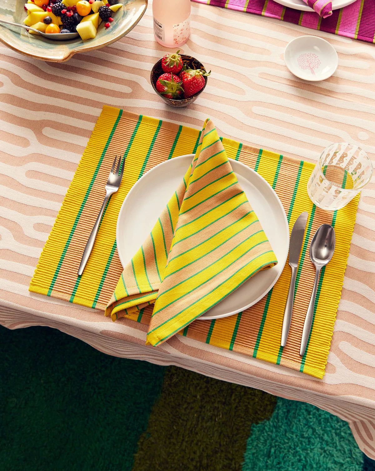 napperon set de table dusendusen rayé jaune et pêche avec une assiette, une fourchette, une cuillère et un couteau