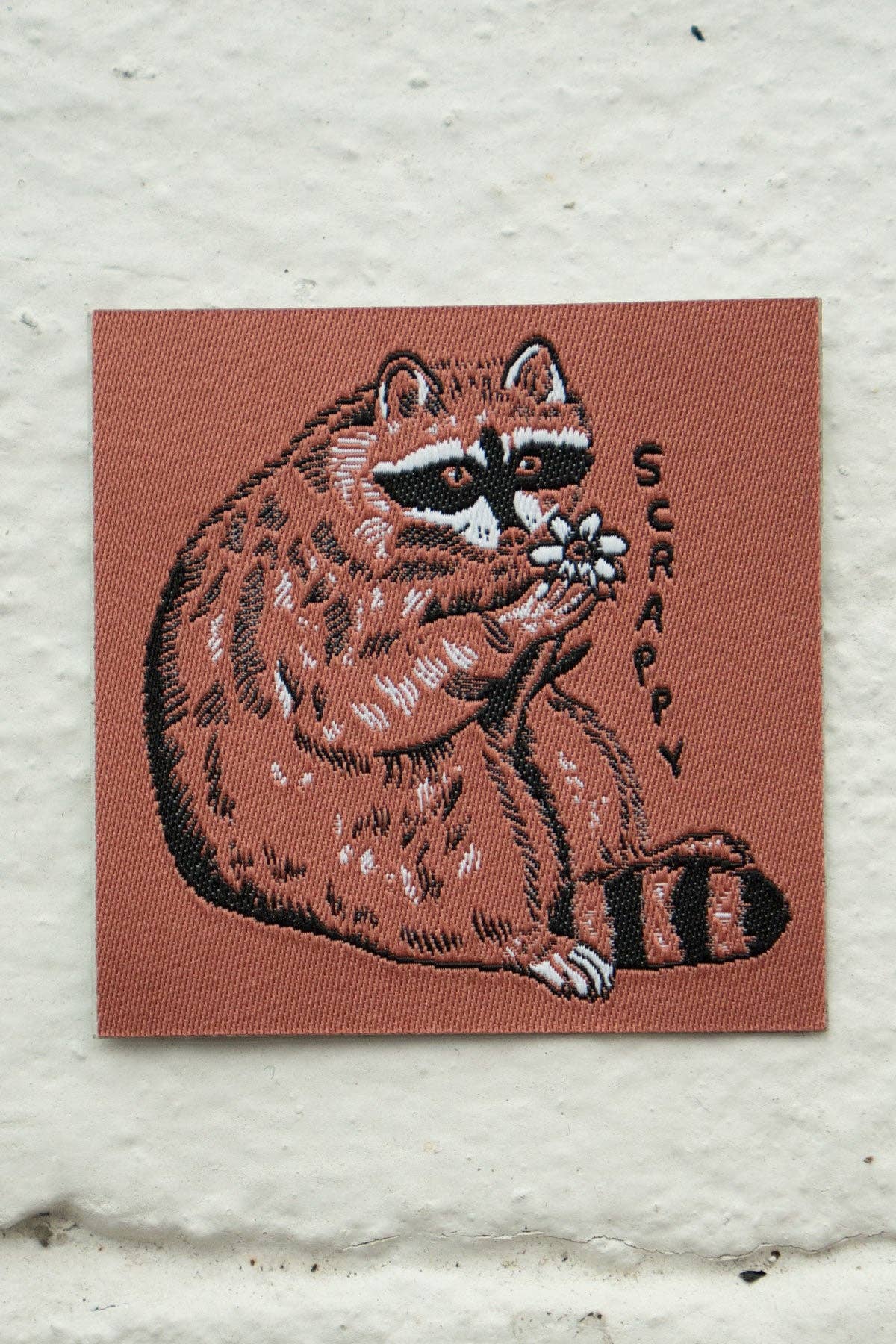 Scrappy Raccoon - Patch Tissé Collant - Stay Home Club