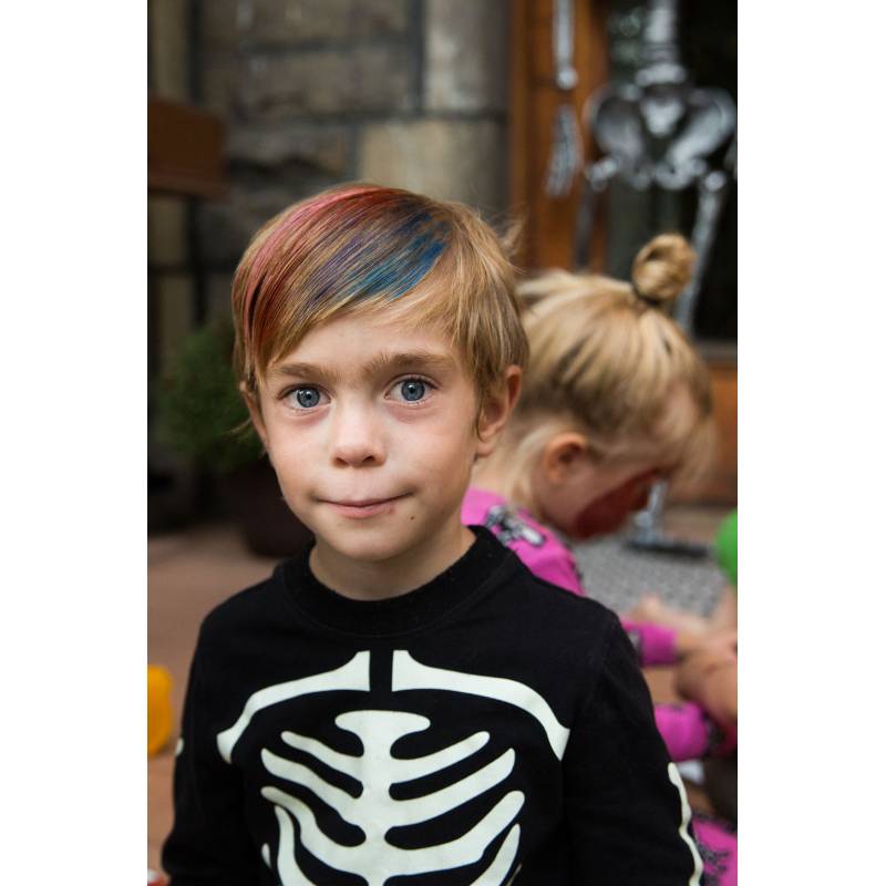 garçon déguisé halloween avec mèches de cheveux bleu et rose réalisées à patir de mascara pour cheveux