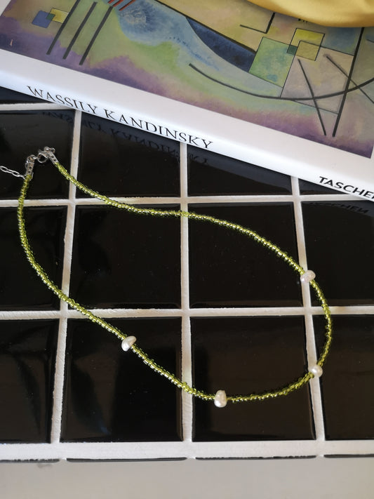Apple green necklace and natural beads-The case is ketchup