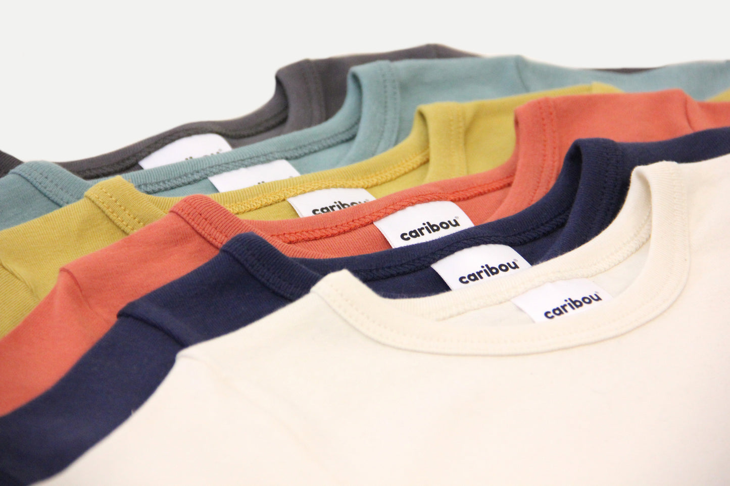 ensemble de tee shirt multicolore de la marque caribou